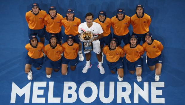Roger Federer con su título en Australia en 2018