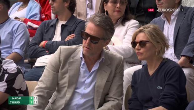 Hugh Grant y Sienna Miller en la final de Roland Garros.