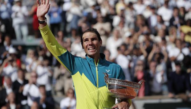 Rafa Nadal saluda al público que tanto le ha apoyado en esta edición de Roland Garros