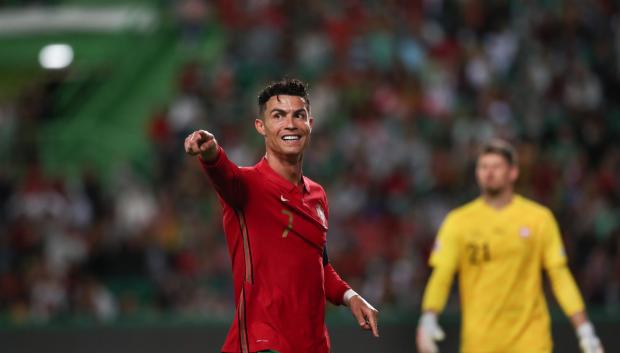 Cristiano celebra uno de sus dos goles en el Portugal - Suiza