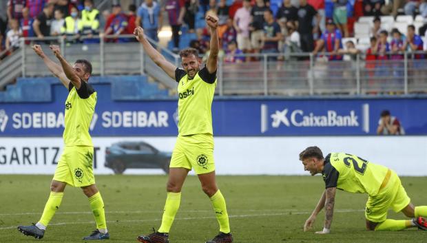 Los jugadores del Girona celebran la victoria ante el Eibar
