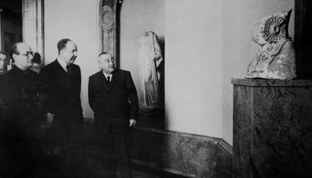 El embajador alemán en Madrid, Hans Heinrich Dieckhoff (segundo desde la izquierda) y el ministro español de Educación José Ibáñez Martín (primero desde la izquierda) visitan las salas del recién reabierto Museo del Prado