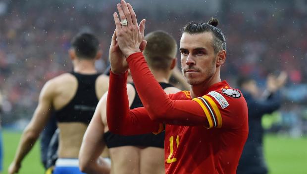 Bale saluda a la afición de Gales tras la clasificación al Mundial