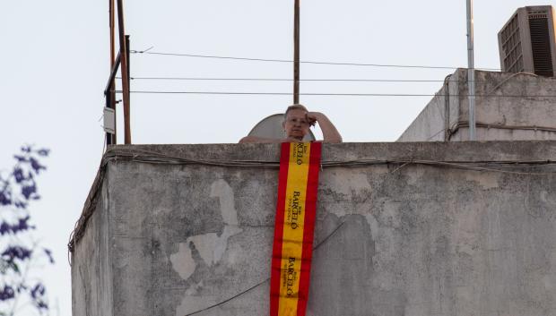 Una señora observa el acto de Vox en Córdoba de la semana pasada desde su azotea