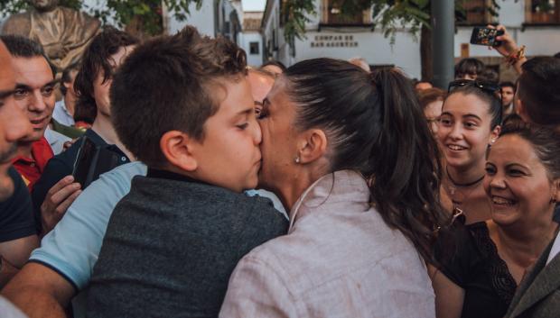 No son pocas las ocasiones en las que se ha podido ver a Macarena Olona abrazando y besando a simpatizantes de todas las edades durante la precampaña electoral en Andalucía