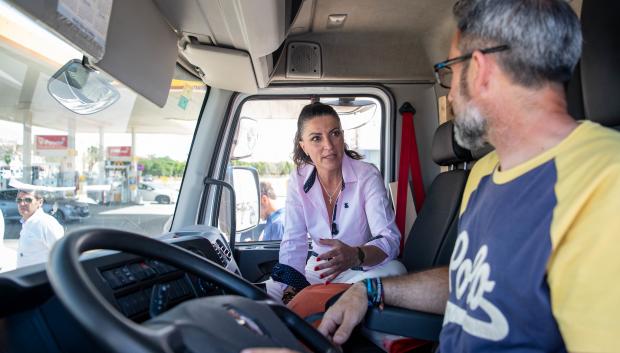 Macarena Olona, hablando con un camionero, el pasado miércoles en el mercado de Dos Hermanas