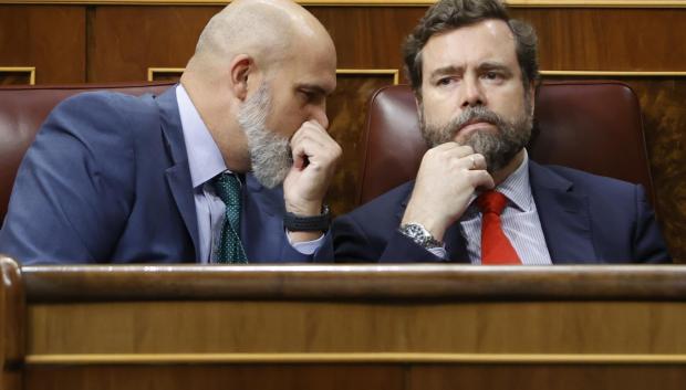 Espinosa de los Monteros, junto a otro diputado, Sánchez del Real, durante la sesión plenaria este jueves en la Cámara Baja