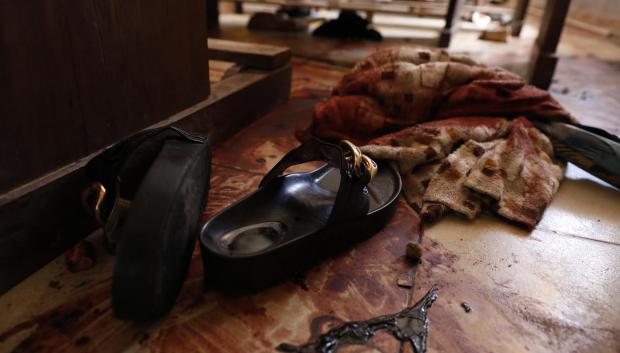 Un par de zapatillas manchadas de sangre dentro de la Iglesia Católica de San Francisco