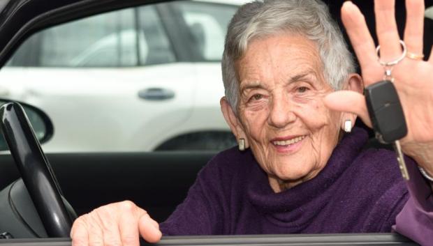 Una señora mayor, al volante de un coche