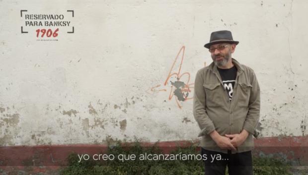 Eduardo Hermida, delante del espacio reservado a Banksy