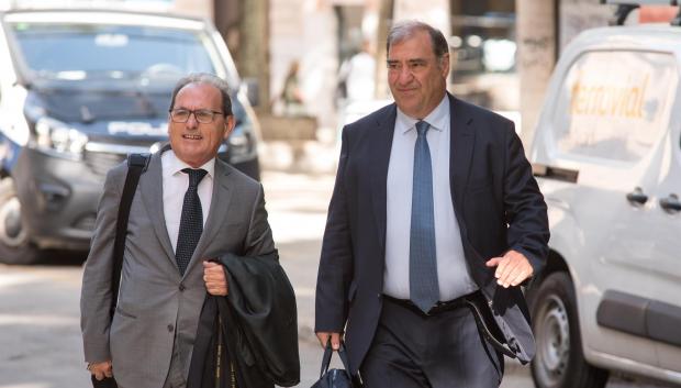 Los fiscales Joan Carrau y Tomás Herranz a su llegada a la Audiencia de Palma