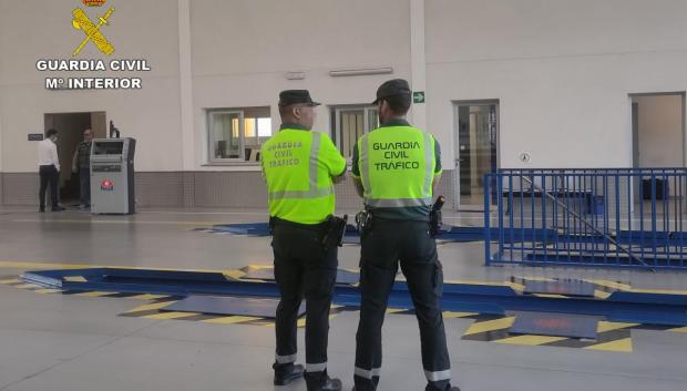 La Guardia Civil durante el registro del centro de ITV