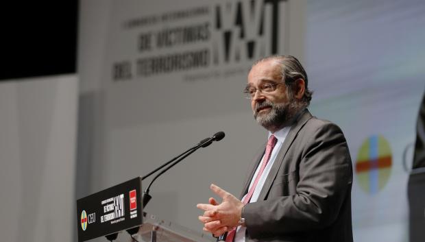 El presidente de la Fundación Universitaria San Pablo CEU, Alfonso Bullón de Mendoza, clausura el Congreso Internacional de Víctimas del Terrorismo