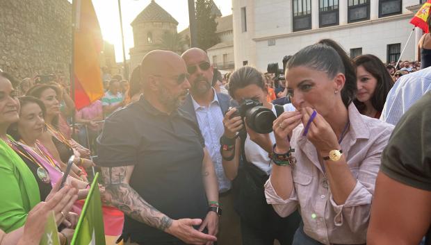 Macarena Olona besó la medalla de la Virgen y las manos del concejal de Vox que se la regaló en símbolo de agradecimiento