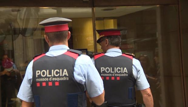 Los Mossos D' Escuadra han detenido al ex guitarrista del grupo Decibelios por prostituir y abusar de menores

Los Mossos d'Esquadra han expresado que continuarán ejerciendo sus competencias "para garantizar la seguridad y el orden público, y estar al lado del ciudadano".

POLITICA
EUROPAPRESS