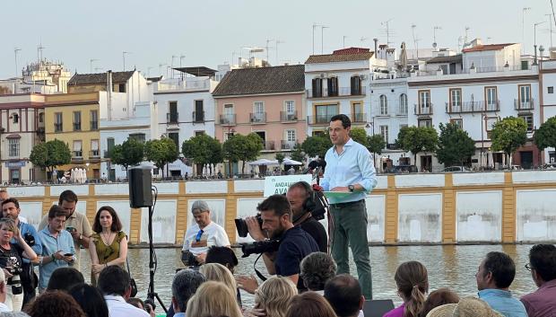Juanma Moreno, durante su intervención ha recibido gritos de "¡presidente!" desde una embarcación, como también de un solitario que desde el puente de Isabel