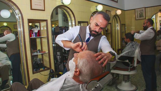 Afeitado a navaja en la Peluquería Moderna