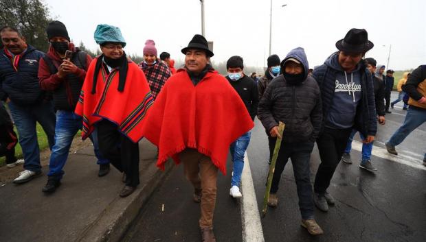 AME6347. COTOPAXI (ECUADOR), 13/06/2022.- El líder indígena Leonidas Iza (c) llega a Chasqui, donde manifestantes cerraron la carretera principal a Quito en el marco del paro, el 13 de junio de 2022 en la provincia de Cotopaxi (Ecuador). Iza, principal promotor de las protestas contra el Gobierno de Ecuador, advirtió en entrevista con Efe que la movilización podría pasar a "otro nivel" si el Ejecutivo del presidente Guillermo Lasso no da respuestas a las diez demandas para superar la situación de angustia económica que agobia al país. EFE/ José Jácome