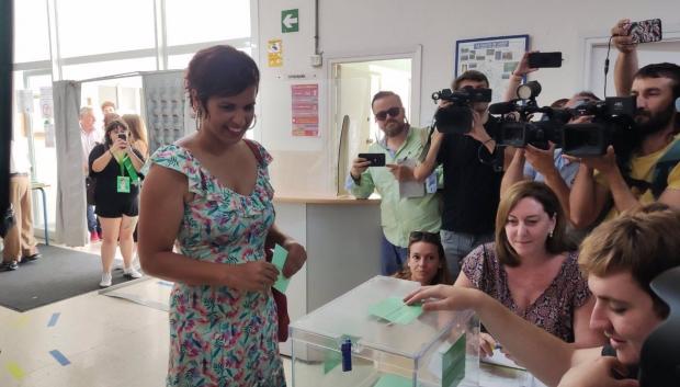 La candidata de Adelante Andalucía, Teresa Rodríguez, vota en las elecciones andaluzas en el IES Caleta de Cádiz