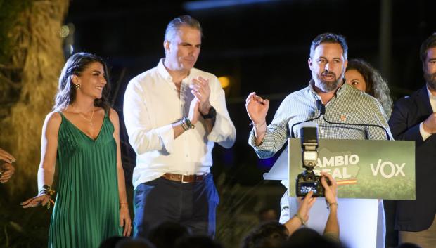 Macarena Olona fue arropada por Santiago Abascal durante la noche electoral en un hotel sevillano