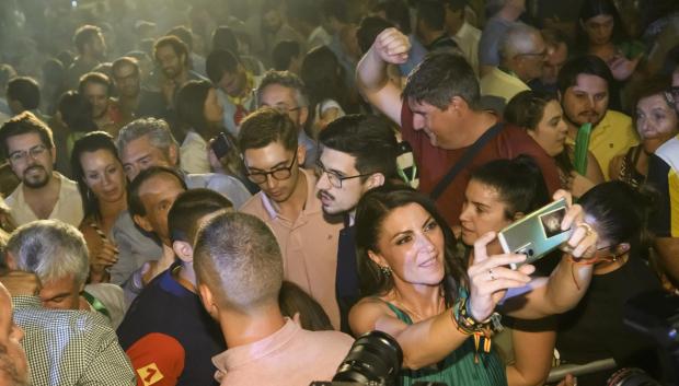 Macarena Olona, arropada por los simpatizantes, durante la noche electoral del 19-J