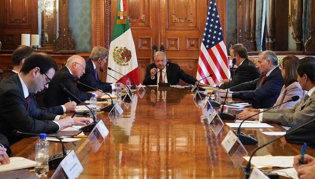Kerry y López Obrador, comparten mesa del clima