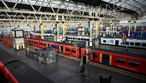Estaciones de trenes vacías en Londres por la huelga