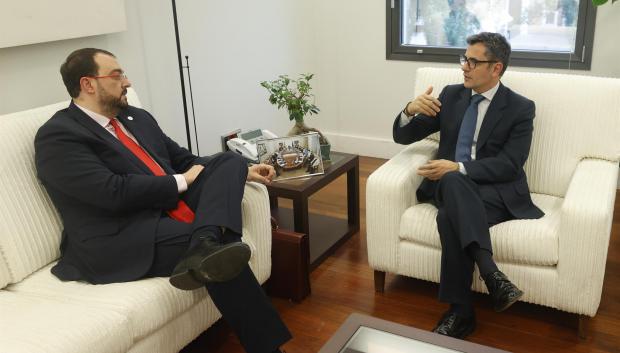 El presidente del Principado de Asturias Adrián Barbón, y el ministro de Presidencia, Relaciones con las Cortes y Memoria Democrática, Félix Bolaños, durante su reunión este lunes en Madrid