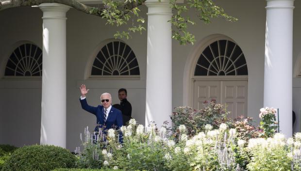 El presidente de Estados Unidos, Joe Biden, camina en la Casa Blanca