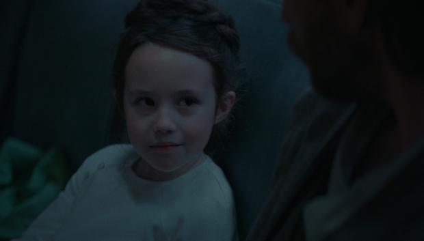 La pequeña Leia, interpretada por Vivien Lyra Blair