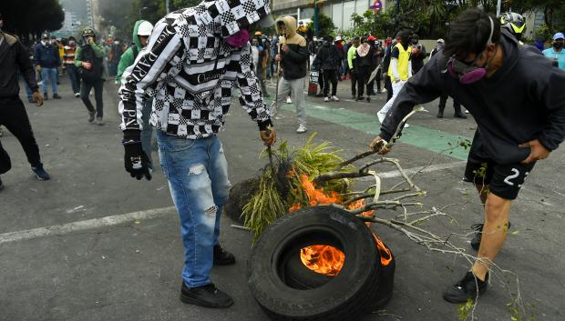 Manifestantes en Quito queman ruedas en plena calle