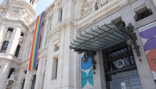 Palacio de Cibeles con la bandera arcoíris