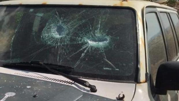 Un coche de la Guardia Civil atacado por los inmigrantes que querían cruzar la valla fronteriza de forma ilegal