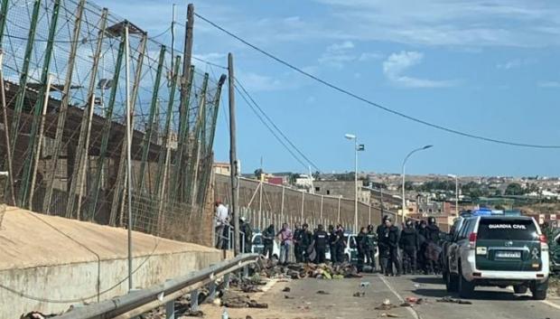 Así ha quedado uno de los puntos de la valla de Melilla donde han saltado decenas de inmigrantes