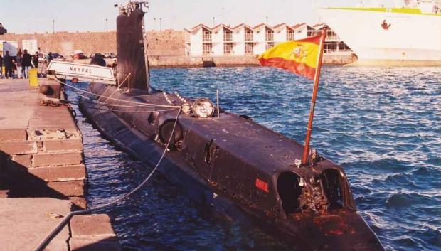 El submarino Narval (S-64) atracado en el puerto de Melilla, unidad de la Clase Delfín.