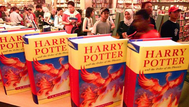 La 'Pottermanía' generaba largas colas en las librerías