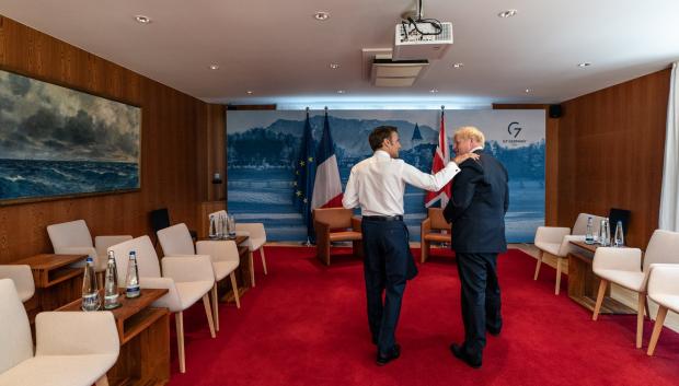 El primer ministro Boris Johnson y el presidente francés Emmanuel Macron