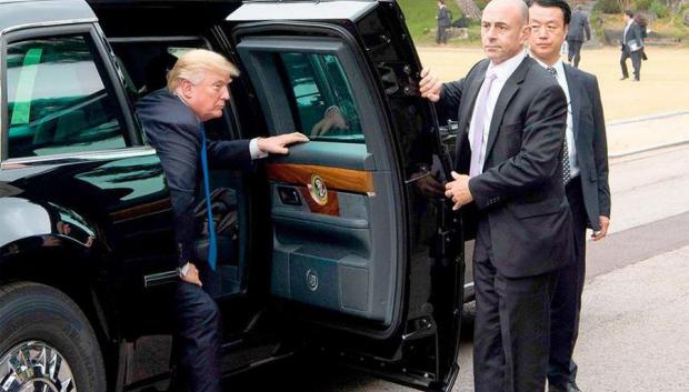 Trump desciende de La Bestia, el grosor de la puerta es de 20 centímetros