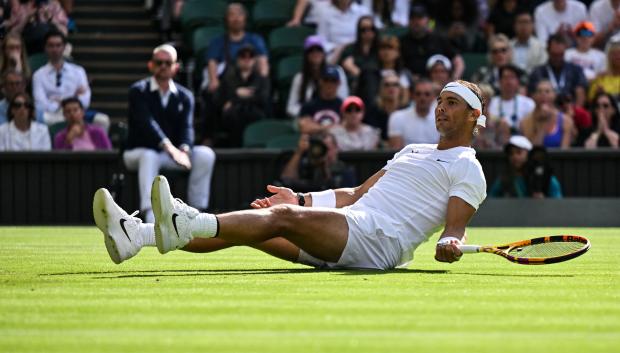 Rafa Nadal, sobre el césped de Wimbledon, tras sufrir un resbalón.