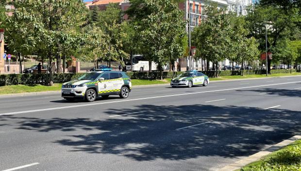 Dos vehículos de la Guardia Civil en la Castellana