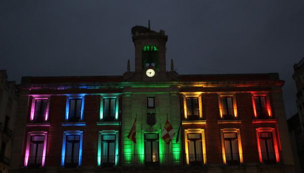 La fachada del Ayuntamiento de Zamora, durante el Día Internacional del Orgullo Gay, según una fotografía en el Twitter oficial de Vox Zamora