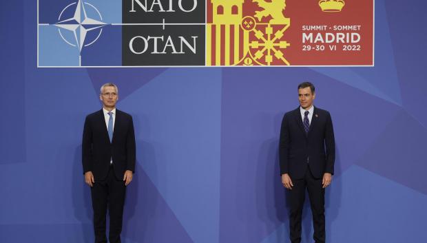El presidente del Gobierno, Pedro Sánchez (d) junto con el secretario general de la OTAN, Jens Stoltenberg, reciben a los jefes de Estado y de Gobierno en la jornada inaugural de la cumbre