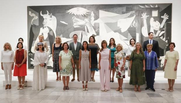 Al encuentro en el Museo de Reina Sofía sí asistieron tanto Jill Biden como Brigitte Macron, esta última ausente durante la visita de por la mañana en San Idelfonso