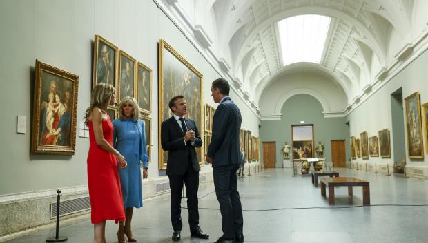 Pedro Sánchez y su mujer, Begoña Gómez, reciben en el Museo del Prado a Enmanuel y Brigitte Macron