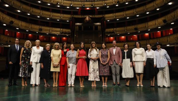La Reina Letizia y los acompañantes de los líderes de la Alianza Atlántica, han tenido la oportunidad de conocer las bambalinas del principal teatro de ópera de España