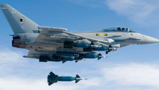 Un Eurofighter Typhoon lanza una bomba guiada