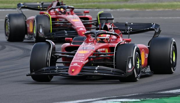 Los dos pilotos de Ferrari, mano a mano, en una de las tres batallas que tuvieron.