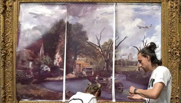 Activistas frente al cuadro de John Constable, El Carro de Heno