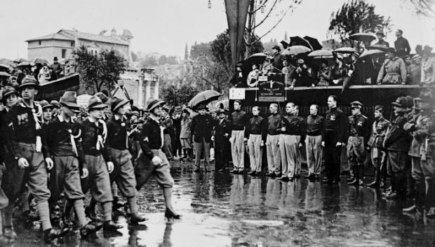 Sir Oswald Mosley y los miembros de sus "Camisas Negras" fascistas británicas observan la revisión de los fascistas italianos por parte del señor Mussolini, en la Via Dell Impero, Roma, el 23 de abril de 1933. (Foto AP)
