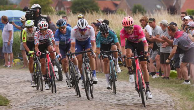 Los ciclistas, en el pavé, durante la quinta etapa del Tour de Francia
